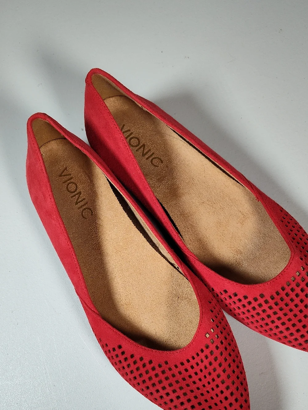Vionic‎ Posey red suede perforated pointed toe flats 6